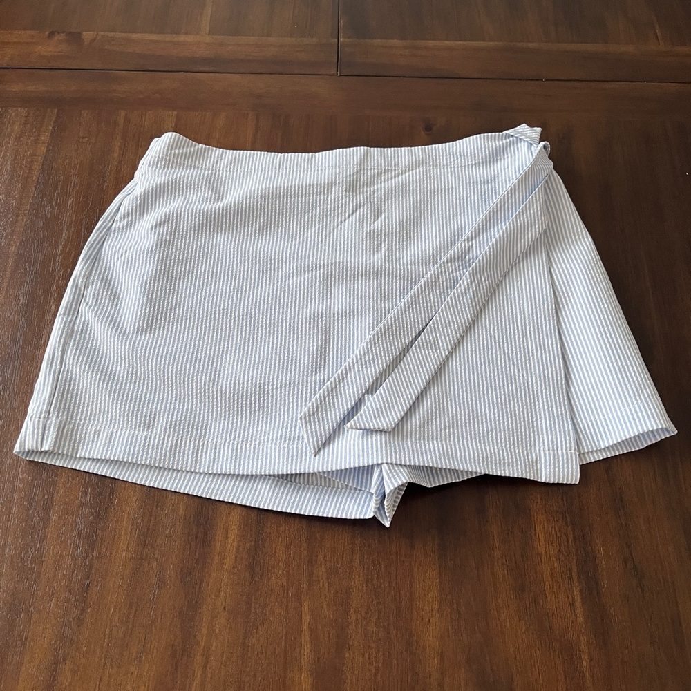 Southern Tide Seersucker Skort in Light Blue and White Size 8